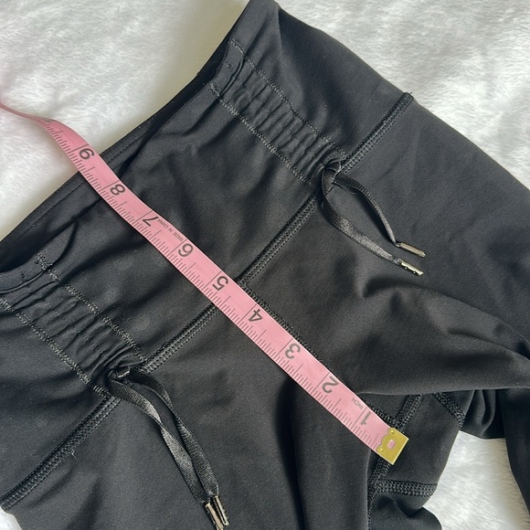 Lululemon Women's Capri Leggings Pants Size 4 Black Faded Polka Dot 14.5” Inseam - Picture 6 of 10